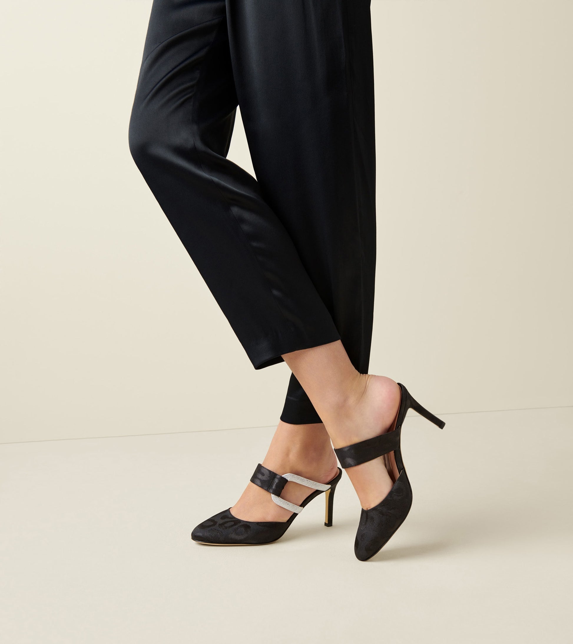W27225:BLACK SATIN